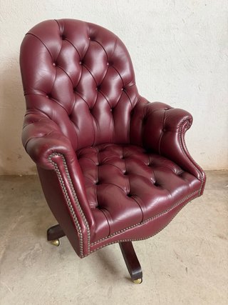 Poltrona elegante in stile classico, perfetta per ufficio o studio