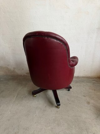 Poltrona elegante in stile classico, perfetta per ufficio o studio