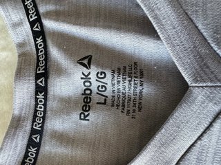 Camiseta Reebok Hombre Gris V-Neck