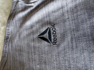 Camiseta Reebok Hombre Gris V-Neck