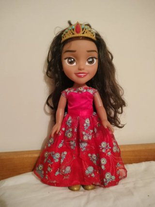 Muñeca Elena con Tiara y Vestido Rojo