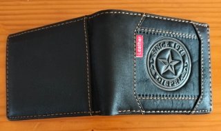 Cartera de piel negra con logo