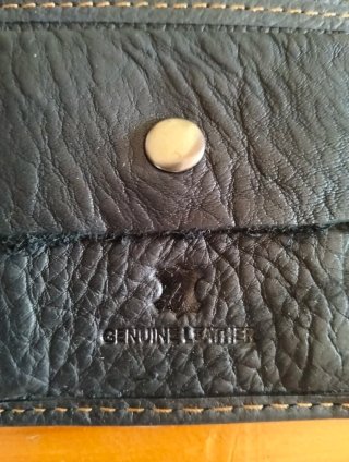 Cartera de piel negra con logo