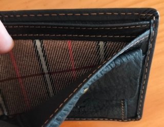 Cartera de piel negra con logo