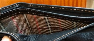 Cartera de piel negra con logo