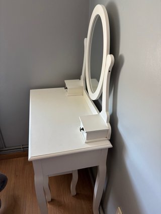Tocador blanco con espejo y taburete