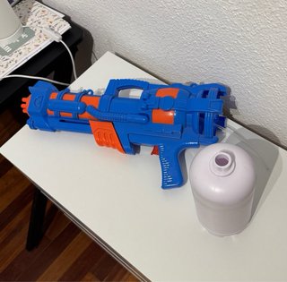 Pistola de agua azul y naranja