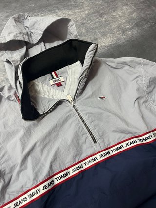 Chaqueta Tommy Jeans Anorak Gris y Azul