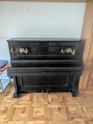 Piano de pared negro
