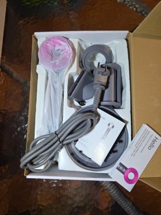 Secador de pelo rosa y plateado