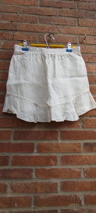 Pantalón corto blanco con volantes