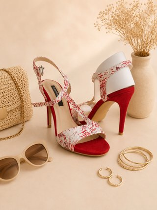 Tacones rojos de fiesta con estampado