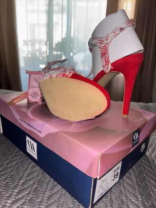 Tacones rojos de fiesta con estampado