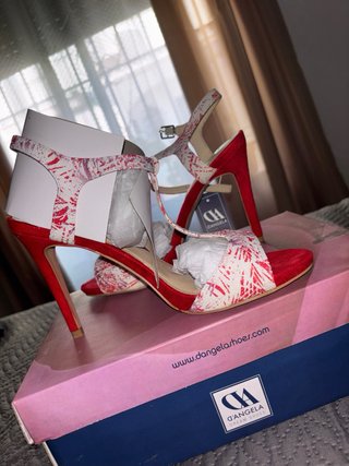 Tacones rojos de fiesta con estampado