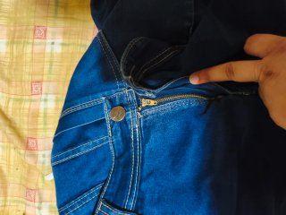Pantalón vaquero azul.
