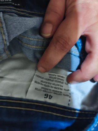 Pantalón vaquero azul.