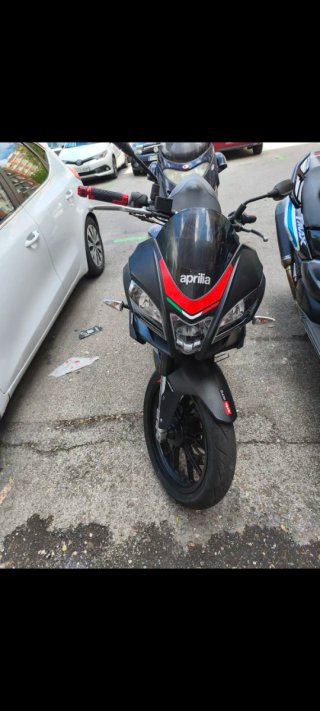 Aprilia Tuono Negra y Roja