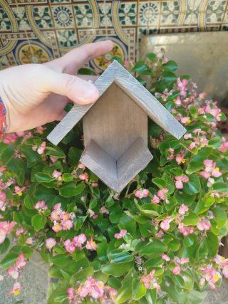 Comedero de pájaros de madera