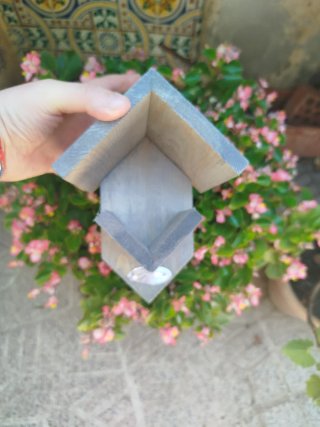 Comedero de pájaros de madera