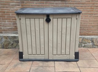 Caseta de jardín de plástico beige.