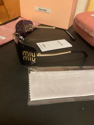Gafas de sol Miu Miu negras y doradas