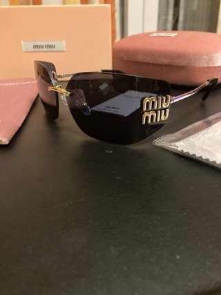 Gafas de sol Miu Miu negras y doradas