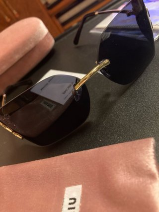 Gafas de sol Miu Miu negras y doradas