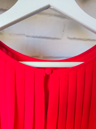 Blusa roja plisada nueva