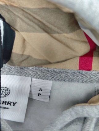 Chaqueta con capucha gris y forro estampado
