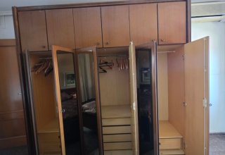 Armario de madera con puertas de cristal