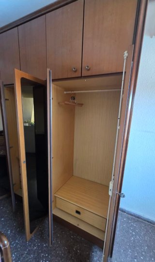 Armario de madera con puertas de cristal