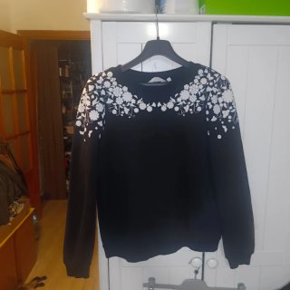 Sudadera negra con estampado floral