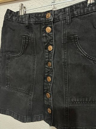 Falda vaquera negra con botones Stradivarius S