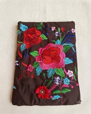 Manton bordado flores rosas y rojas