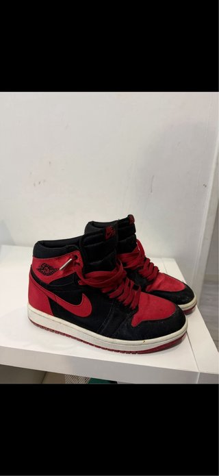 Zapatillas Jordan Negras y Rojas