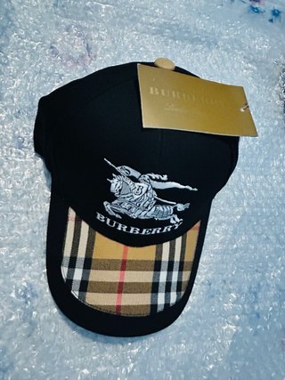 Gorra Burberry Negra con Logo y Cuadros
