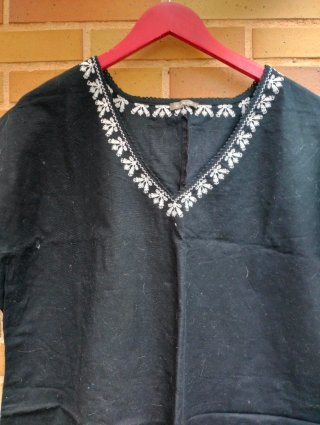 Vestido negro bordado