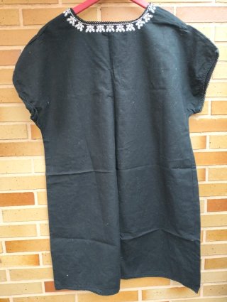 Vestido negro bordado