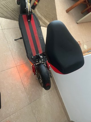 Patinete Eléctrico Rojo y Negro