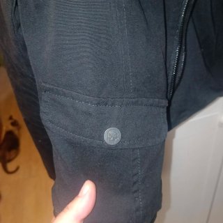 Chaqueta gris con botones de calaveras