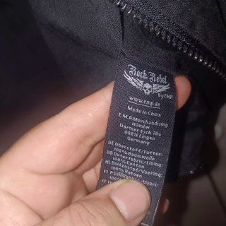 Chaqueta gris con botones de calaveras