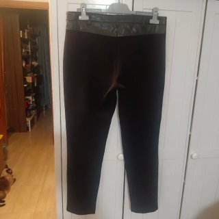 Ropa gris con cremallera y logo