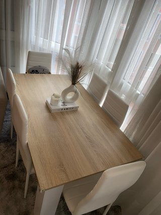 Mesa de comedor madera y blanco