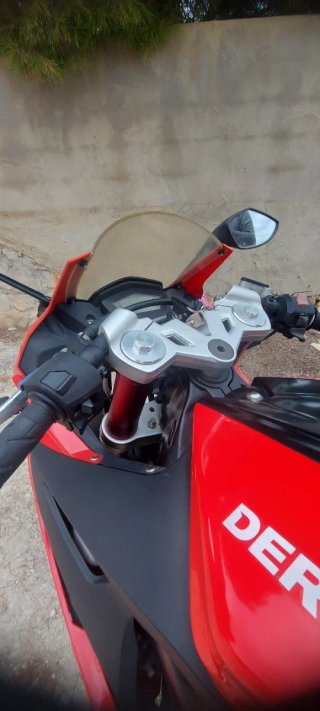 DERBI sportbike roja y negra
