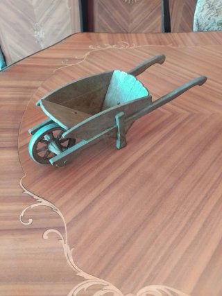 Carriola decorativa in legno