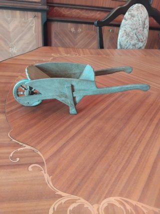 Carriola decorativa in legno
