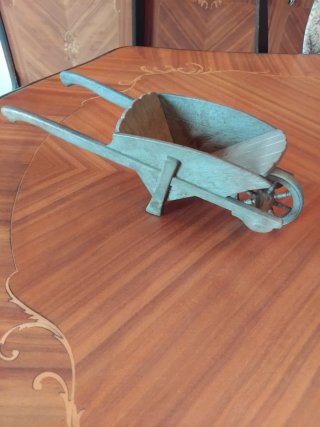 Carriola decorativa in legno