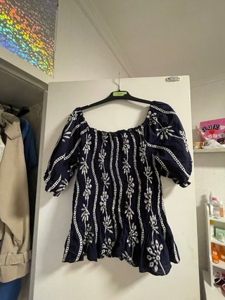 Blusa azul con bordado blanco