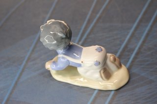 Porcelana Casades: Figura di bambino con torta. Vintage.