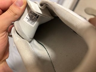 Zapatillas Lacoste blancas.
